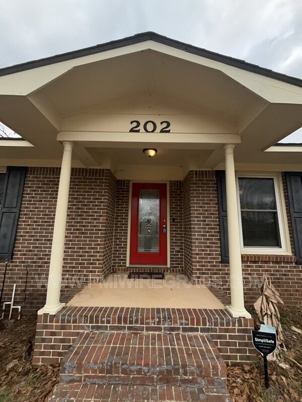 Building Photo - 202 Pondella Dr