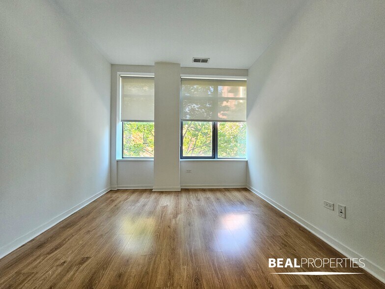 Building Photo - 548 W Webster Ave