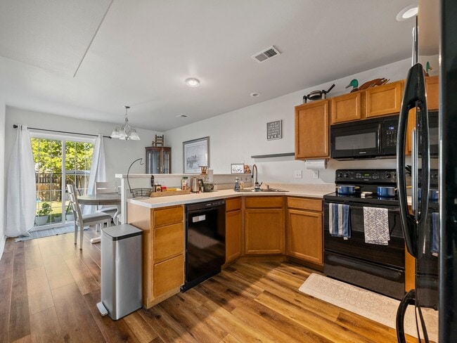 Building Photo - Spacious 3 Bed 2.5 Bath in Cheyenne Availa...