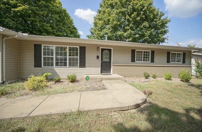 Building Photo - Privacy Fenced, 3 bed 3 bath in South Springfield (Ask about our special)