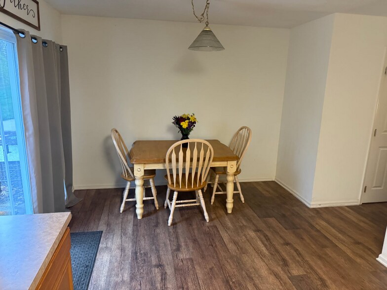 Building Photo - 390 Cherry St