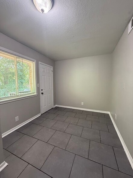 Building Photo - 1602 Line Cir
