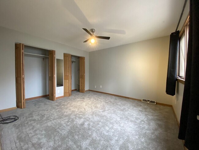 Building Photo - 4 Bedroom Townhome by Moorhead High School!