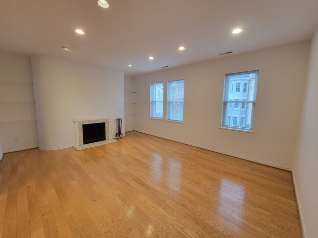 Building Photo - Spacious and Bright 2BR 2BA in DC Perfect ...