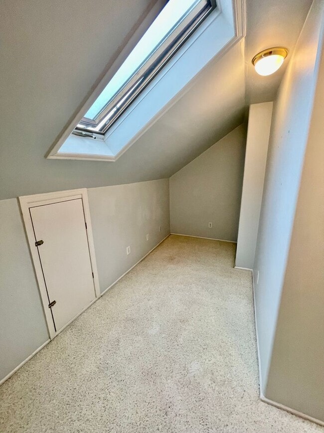 Building Photo - Rare Find, Large 3bd/2bathroom (w/ Bonus Rooms) House Near Rose City Golf Course