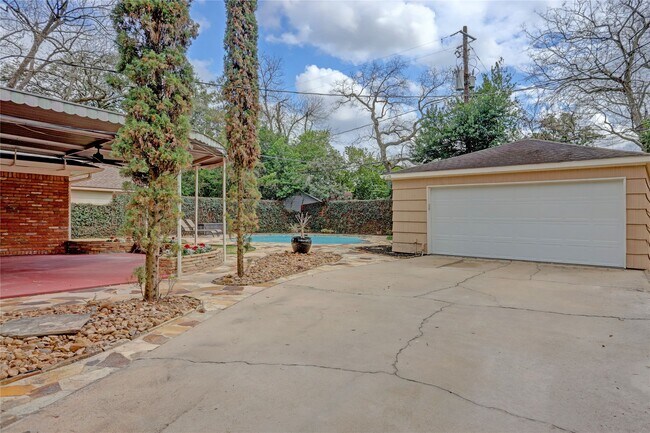 Building Photo - 9917 Cedardale Dr