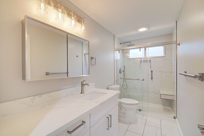 Building Photo - 3Bd/1.5Ba Bellevue House