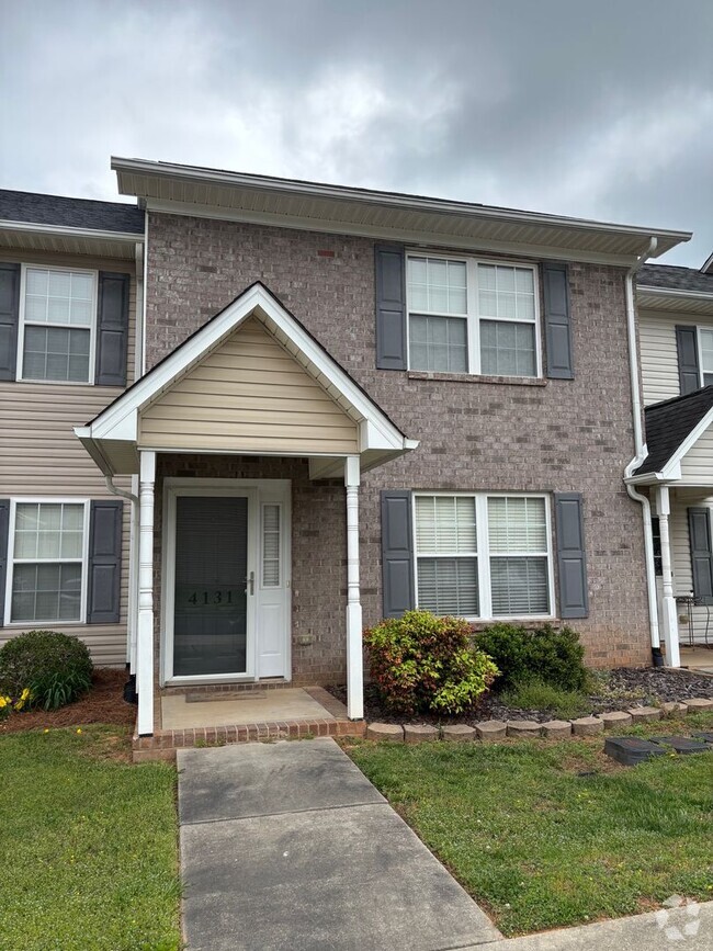 Building Photo - 2 BEDROOM 2 1/2 BATH TOWN HOME