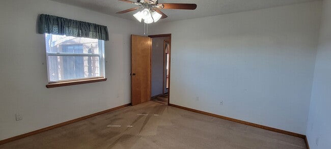 Building Photo - LARGE HOME ON QUIET STREET NEAR HOSPITAL