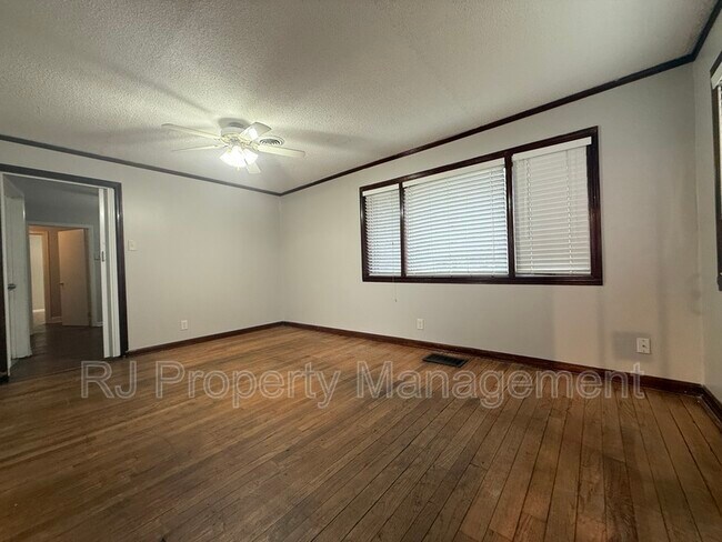 Building Photo - 1450 Gold Ave