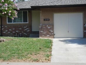 Building Photo - Very Cute 2/1 Duplex on Quiet Street in Sacramento-5402 Mona Way