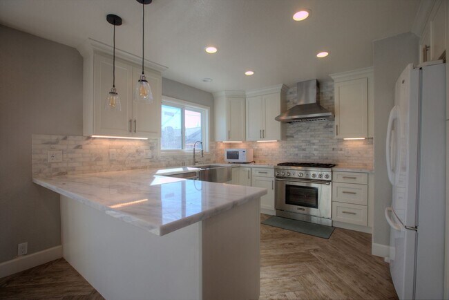 Building Photo - Sapcious remodeled Sundale w/ open floorplan