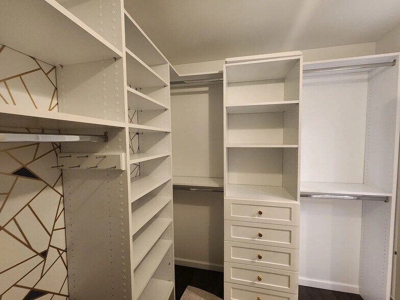 Building Photo - 721 Symphony Woods Dr