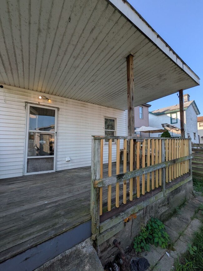 Building Photo - 241 E 18th Ave
