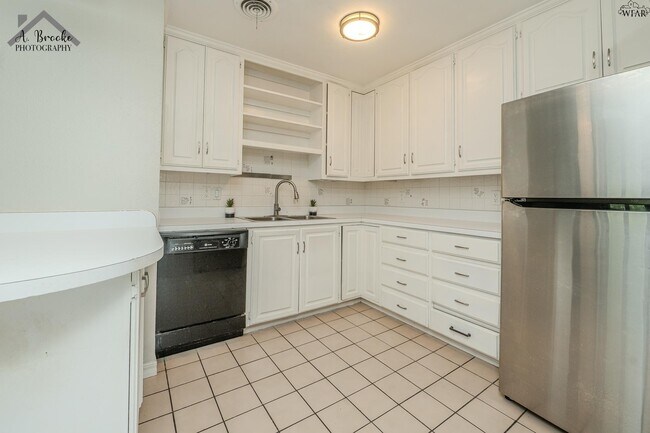 Building Photo - 1400 Phoenix Dr