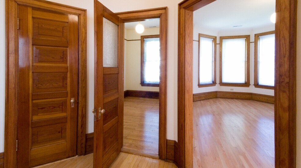 Building Photo - 2214 N Kenmore Ave