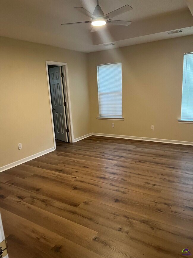 Building Photo - 208 Camelot Pl