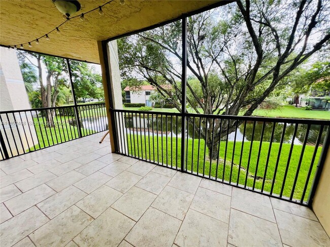 Building Photo - 491 Racquet Club Rd