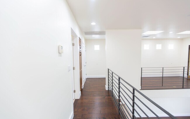 Building Photo - 1300 W 5th St