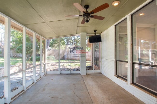 Building Photo - Charming 3-Bedroom Home with Spacious Yard...