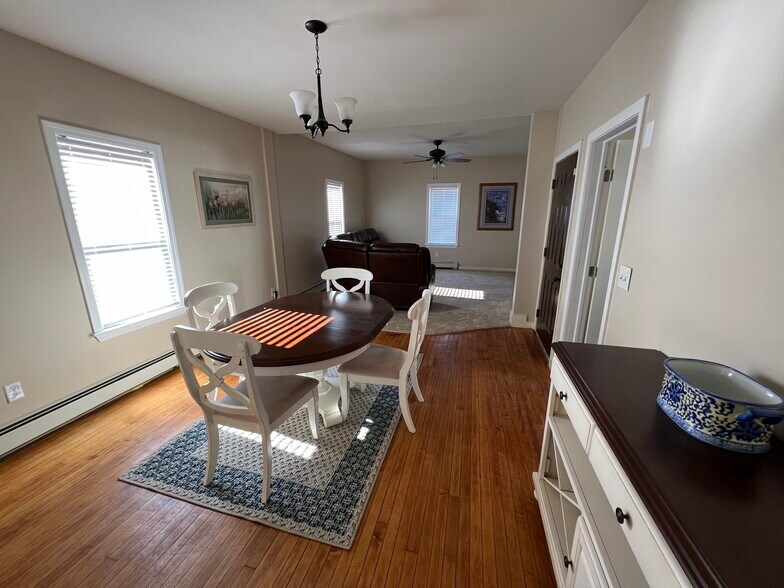 Building Photo - 329 Turner St