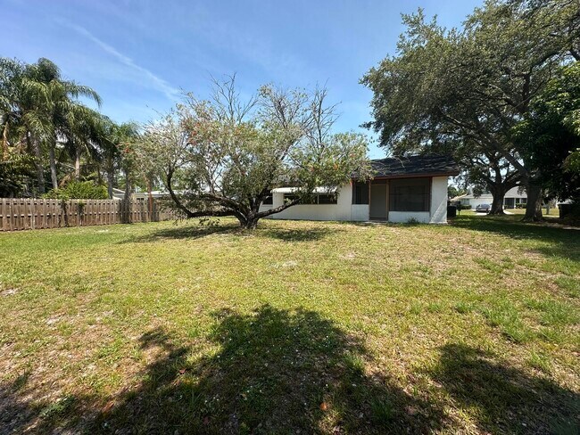 Building Photo - 744 SE Fallon Dr