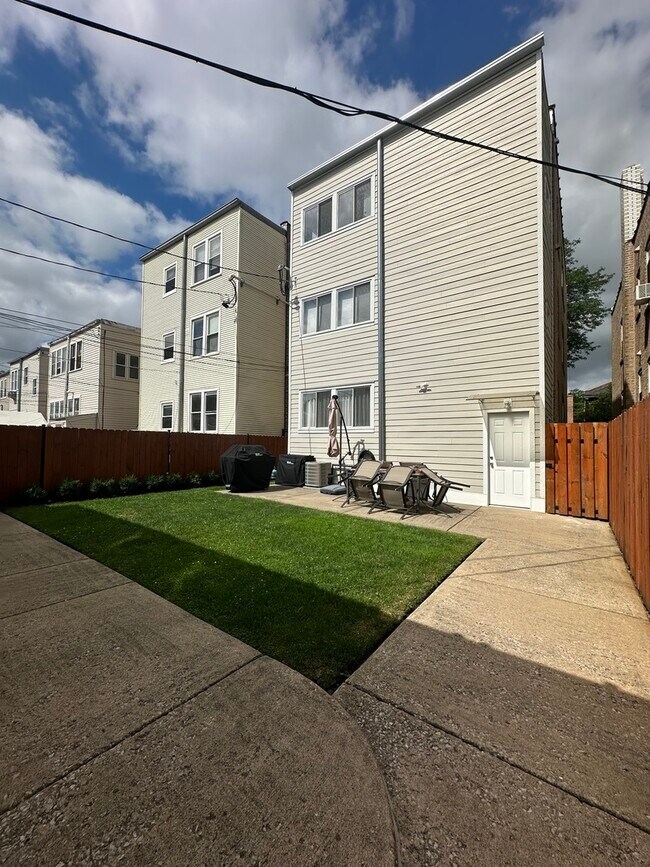 Building Photo - 5643 N Artesian Ave