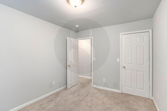 Building Photo - 3BR/2.5BA Townhouse Near Flat Shoals Parkway!