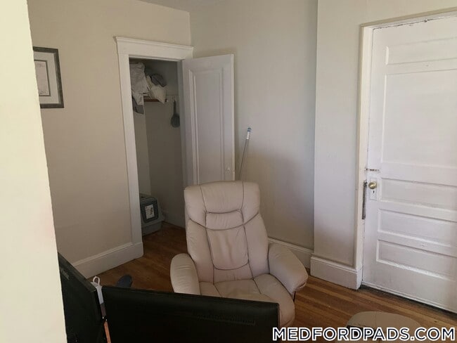 Building Photo - 53 Fellsway W