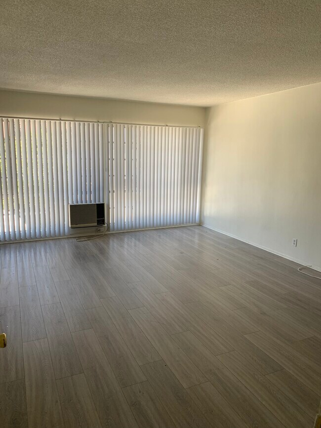 Building Photo - 1560 N Laurel Ave