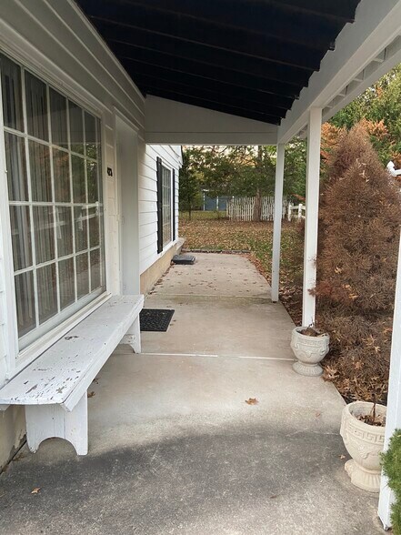 Building Photo - 423 Country Club Rd