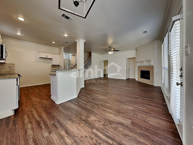 Building Photo - 1745 Cresthill Dr