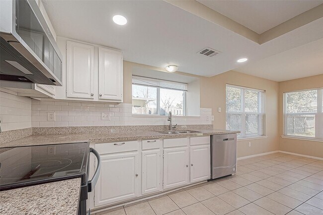 Building Photo - 15730 Oak Mountain Dr