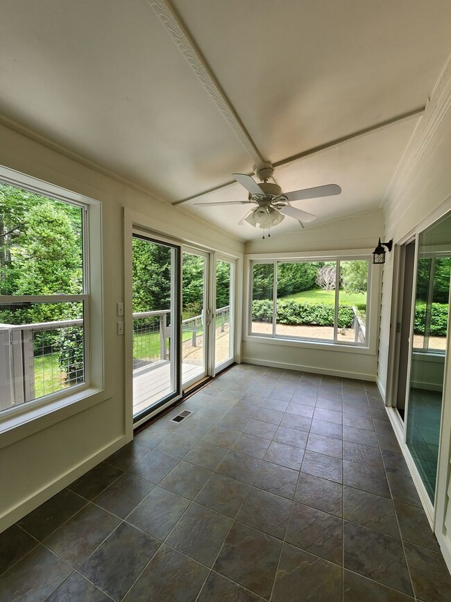 Building Photo - Beautiful East Asheville Long Term Rental ...