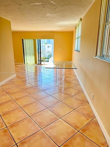 Building Photo - 1900 Diana Dr