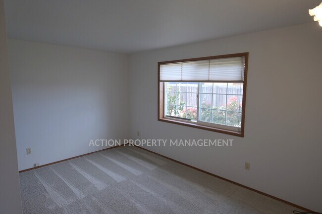 Building Photo - 3 bed 2 bath, 2 car garage in Sequim