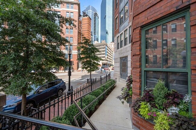 Building Photo - 75 Clarendon St