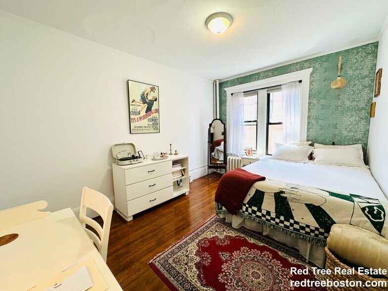 Building Photo - 452 Park Dr