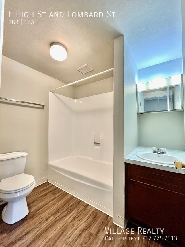 Building Photo - Huge 2-Bed apartment with washer/dryer hoo...