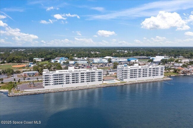 Building Photo - 1825 Riverside Dr