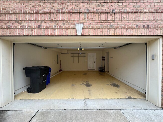 Building Photo - Gorgeous 4 Bed 3 Bath End Unit Brick Townh...