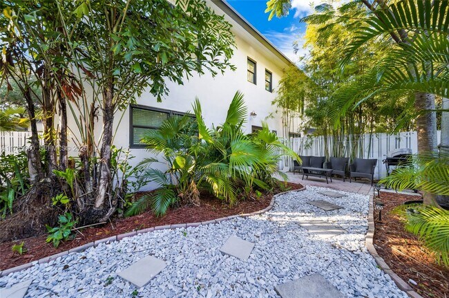 Building Photo - 312 NE 16th Terrace