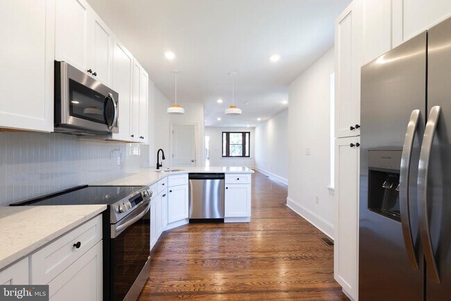 Building Photo - 5510 Larchwood Ave