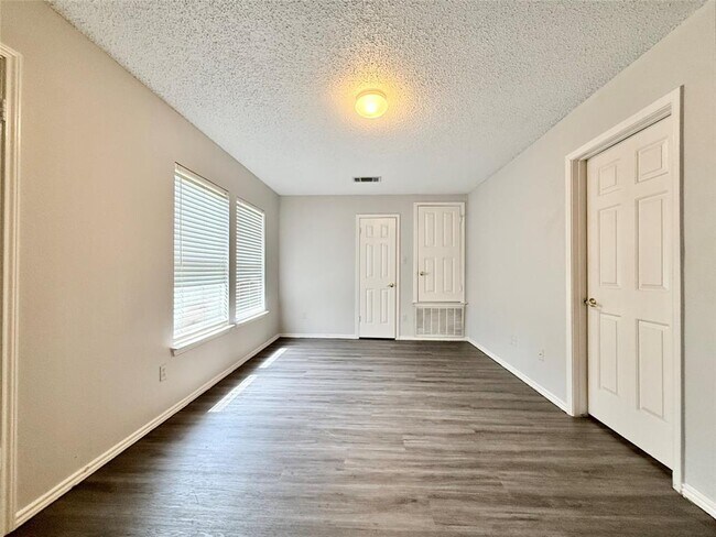 Building Photo - 2734 High Point Dr