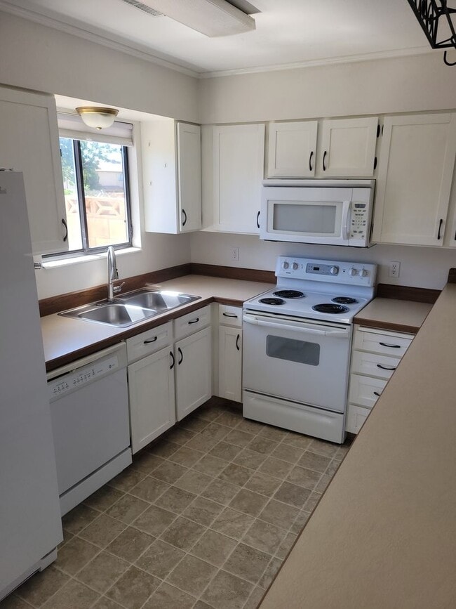 Building Photo - Charming 2 bedroom, 1.5 bathroom