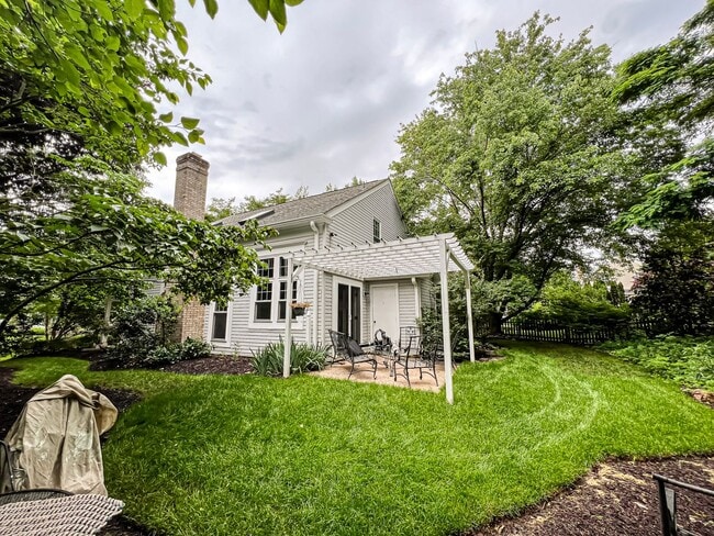 Building Photo - Bright And Relaxing 2 Bed 2 Bath Partially Furnished Home in Beautiful Franklin Farm Foundation