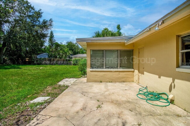 Building Photo - 1868 Lake Spier Dr