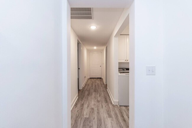 Building Photo - 206 Temple Ave