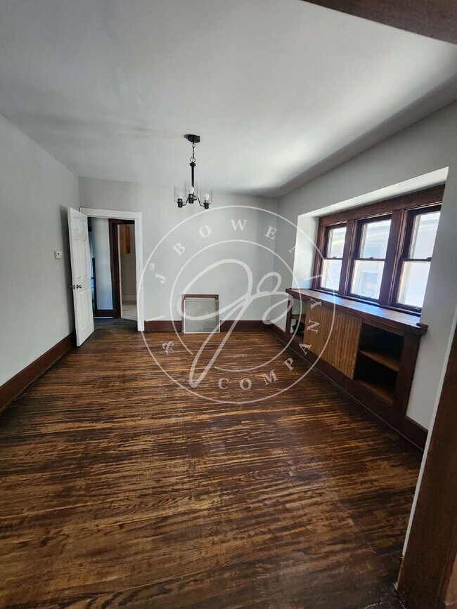 Building Photo - Spacious upper unit 2 bed 1 bath! Convenie...