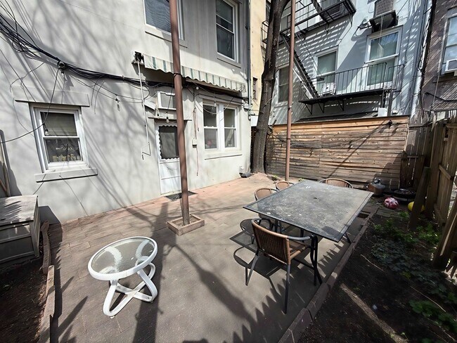 Building Photo - 105 8th St